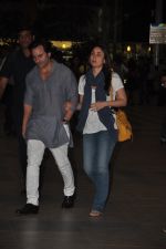 Saif Ali Khan and Kareena Kapoor return to mumbai after wedding on 22nd Oct 2012 (9).JPG